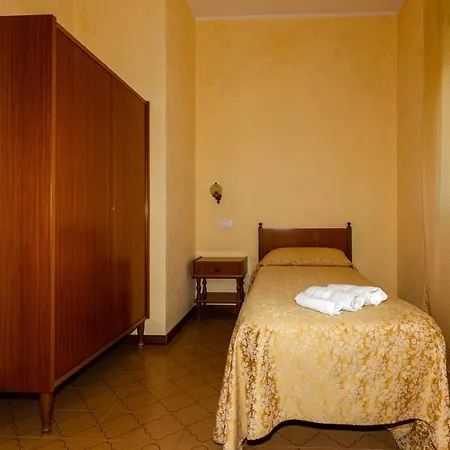 Hotel Holiday فندق *