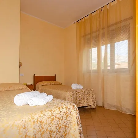 Hotel Holiday فندق *
