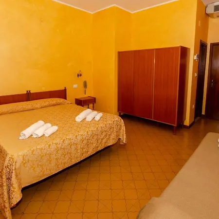 Hotel Holiday فندق Magliano de' Marsi