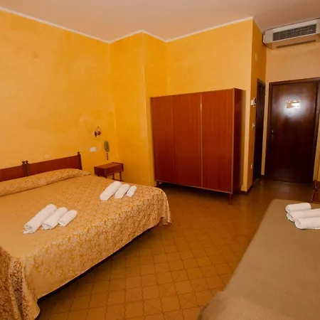 Holiday Otel Magliano de' Marsi
